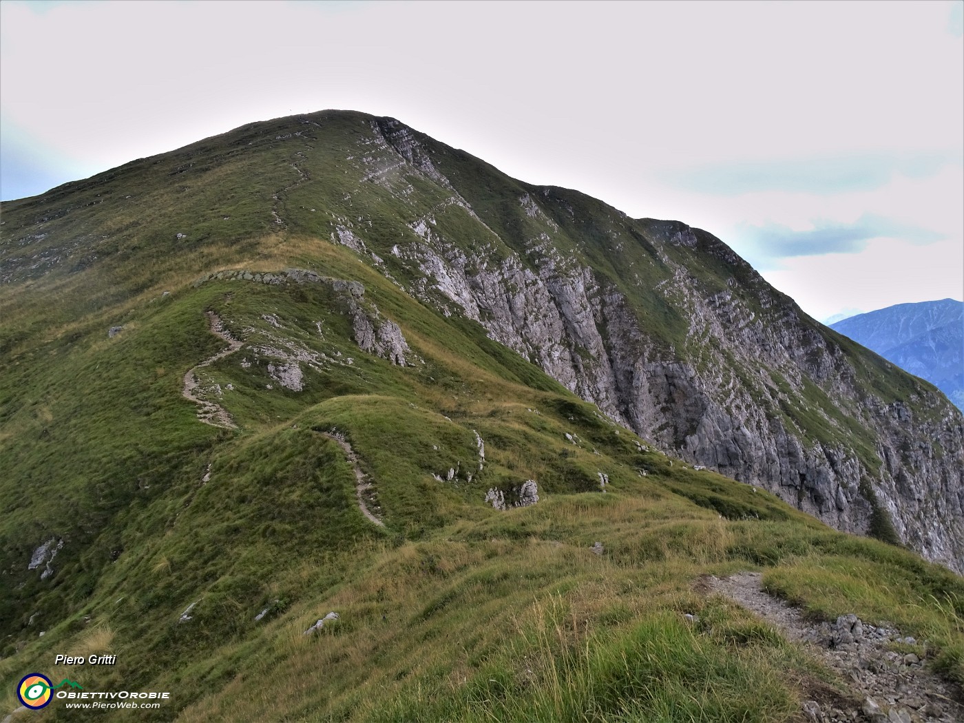 52 Sentiero ripido di salita in Cima Grem dalla Bocchetta di Grem.JPG